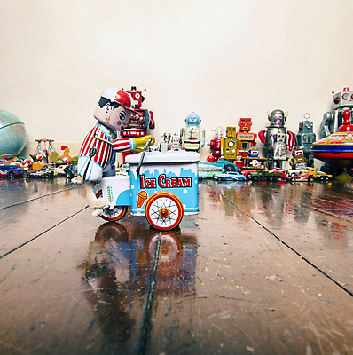 포토 JPG 해외이미지 전통 컨셉 크리스마스 자동차 놀이 소년 사람없음 빨간색 장난감 금속 기계 카트 로켓 수확 골동품 클래식 작음 수집 로봇 복고 나무바닥 UFO 구식 옛날 중고 많음 해외202004 해외포토 기념일 남자 어린이 육상교통 컬러 농업 재질 바닥 미확인물체 크기 파일형식 이미지허브