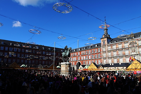 포토 JPG 해외이미지 유럽 벽 여행 크리스마스 건축양식 창문 하늘 휴가 사람 사람없음 건물 장식 빛 조각상 여행객 식당 산책 궁전 깃발 도시 화려 스페인 플랫 12월 정사각형 광장 타운 천연기념물 마드리드 스페인어 옛날 진짜 해외202004 해외포토 도형 건축물 기념일 건축 나라 컨셉 고건축 휴식 조형물 상점 날짜 파일형식 이미지허브