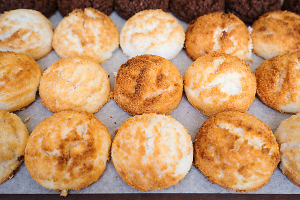 포토 JPG 해외이미지 전통 음식 백그라운드 크리스마스 비즈니스 공 탁자 밥 휴가 디저트 거리 사탕 사람없음 장식 컵 쿠키 과자 케이크 상점 초콜릿 식사 빵집 흰색 축하 원형 시장 달콤 맛 아침식사 설탕 굽기 크림 밀가루 코코넛 소매 팬케이크 내추럴 페스츄리 핸드메이드 해외202004 해외포토 도형 식기 기념일 빵 컬러 가구 컨셉 과일 가루 구이 파일형식 이미지허브