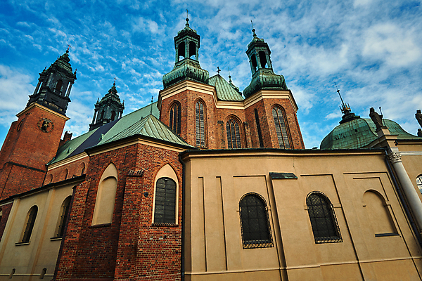 포토 JPG 해외이미지 구름 유럽 종교 십자가 건축양식 창문 하늘 벽돌 사람없음 성당 교회 탑 도시 종탑 폴란드 고딕 해외202004 해외포토 자연요소 건축물 건축 나라 종교건축 파일형식 이미지허브