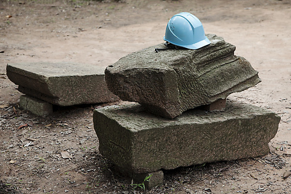 포토 JPG 해외이미지 아시아 과학 자연 안전 사람없음 야외 쌓기 사찰 헬멧 발굴 오브젝트 보안 캄보디아 발견 고고학 지질학 해외202004 해외포토 교육 나라 종교건축 모션 보호장비 생태계 파일형식 이미지허브