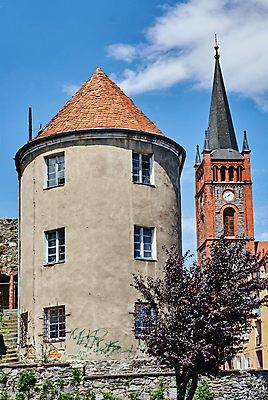 포토 JPG 해외이미지 나무 유럽 종교 시계 십자가 건축양식 창문 하늘 지붕 벽돌 주택 안테나 사람없음 교회 탑 도시 타일 종탑 폴란드 해외202004 해외포토 식물 건축물 건축 나라 통신 종교건축 건물 파일형식 이미지허브