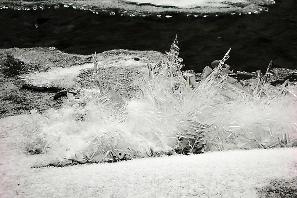 포토 JPG 해외이미지 계절 백그라운드 겨울 자연 불꽃 사람없음 야외 물 강 얼음 봄 젖음 흐름 추위 덮개 흰색 신선 투명 개울 시원함 크리스탈 묘사 서리 고드름 내추럴 해외202004 해외포토 자연요소 컬러 컨셉 불 뚜껑 광석 생태계 파일형식 이미지허브