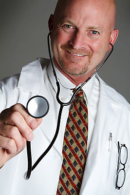 포토 JPG 해외이미지 직업 행복 얼굴 40대 중년 50대 백그라운드 유니폼 청진기 회색배경 넥타이 건강 한명 미소 웃음 사람 성인 약 마주보기 재킷 기쁨 장비 회색 간호사 의사 코트 흰색 도구 중앙 씻기 연습 콧수염 대머리 돌봄 해외202004 해외포토 1 헤어스타일 잡화 옷 감정 컬러 의학 의료기기 모션 수염 표정 신체부위 청결 외투 의료진 파일형식 이미지허브