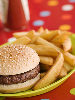 포토 JPG 해외이미지 접시 패스트푸드 실내 사람없음 아웃포커스 햄버거 인스턴트 정크푸드 웨지감자 해외202004 해외포토 식기 음식 감자 촬영기법 내부 감자요리 파일형식 이미지허브