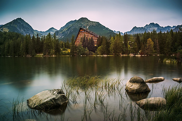 포토 JPG 해외이미지 나무 구름 유럽 호수 여행 자연 하늘 호텔 표면 아침 휴가 산 풍경 사람없음 야외 건물 초록색 반사 침묵 물방울 연못 만 숲 언덕 휴양지 장노출 침엽수 흐림 슬로바키아 절정 해외202004 해외포토 주간 자연요소 식물 건축물 나라 컬러 숙소 날씨 촬영기법 소리 장소 생태계 파일형식 이미지허브