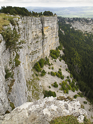 포토 JPG 해외이미지 모양 벽 여행 자연 산 풍경 사람없음 세로 초록색 골짜기 계곡 등산 트래킹 하이킹 숲 위험 승합차 스위스 부식 호기심 지역 내추럴 웅장함 원형극장 해외202004 해외포토 감정 유럽 컬러 컨셉 승용차 레저 극장 생태계 파일형식 이미지허브