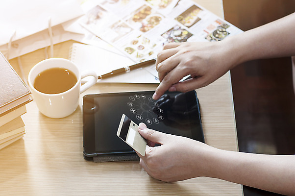 포토 JPG 해외이미지 손 인터넷 비즈니스 통신 손가락 사람없음 금융 노트북 쇼핑 컴퓨터 알약 상점 디지털 정보 키보드 잡기 신용카드 구매 상품 서비스 시작 보안 질서 온라인 해외202004 해외포토 모션 안전 신체부위 경제 전자제품 약 예절 파일형식 이미지허브