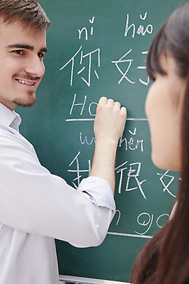 포토 JPG 해외이미지 스튜디오촬영 백인 학생 긴머리 여자 교육 행복 교실 짧은머리 수염 갈색머리 서기 상반신 20대 두명 뒷모습 세로 컬러풀 손들기 교사 칠판 흰색 기록 도움 가르침 분필 다인종 필기체 해외202004 해외포토 서양인 직업 문자 헤어스타일 감정 뷰포인트 컬러 컨셉 학교 모션 실내 사람 인종 청년 초크 파일형식 이미지허브