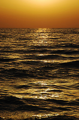 포토 JPG 해외이미지 파도 바다 여행 백그라운드 패턴 오렌지 자연 하늘 휴식 풍경 사람없음 물 여름 빛 햇빛 태양 반사 노란색 일출 일몰 뜨거움 서핑 황금 저녁 지중해 태평양 천국 수평선 해외202004 해외포토 자연요소 계절 컬러 컨셉 무늬 과일 노을 수상스포츠 야간 생태계 파일형식 이미지허브