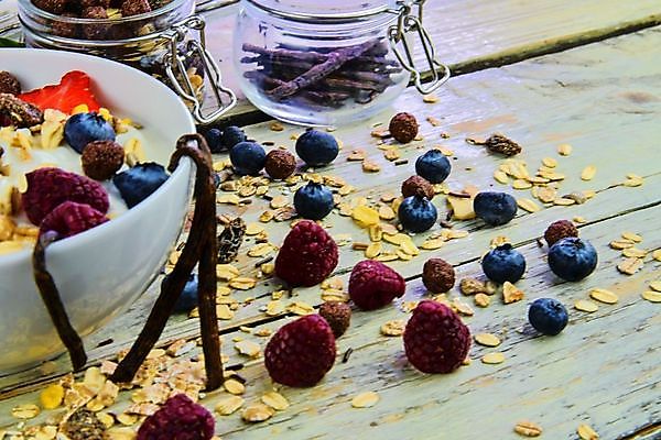 포토 JPG 해외이미지 열매 음식 백그라운드 다이어트 과일 요가 탁자 딸기 디저트 건강 사람없음 목재 파란색 숟가락 식사 우유 흰색 시골 신선 사발 달콤 아침식사 정상 낟알 시리얼 먹기 크림 유기농 블루베리 산딸기 꿀 요거트 그리스인 내추럴 뮤즐리 옛날 오트밀 요구르트 채식주의자 핸드메이드 귀리 해외202004 해외포토 서양인 나무 식물 웰빙 컬러 가구 재료 모션 유제품 곡류 수저 사기그릇 맛 채식 파일형식 이미지허브