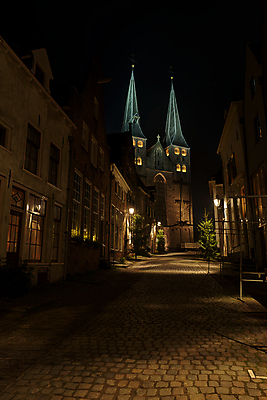 포토 JPG 해외이미지 나무 크리스마스 겨울 건축양식 동화 이야기 사람없음 건물 장미 교회 탑 어둠 등불 도시 잠 중세 역사 끝 성자 야간 네덜란드 통로 타운 빛망울 로마네스크 해외202004 해외포토 자연요소 식물 건축물 계절 기념일 건축 꽃 유럽 종교 조명 빛 파일형식 이미지허브