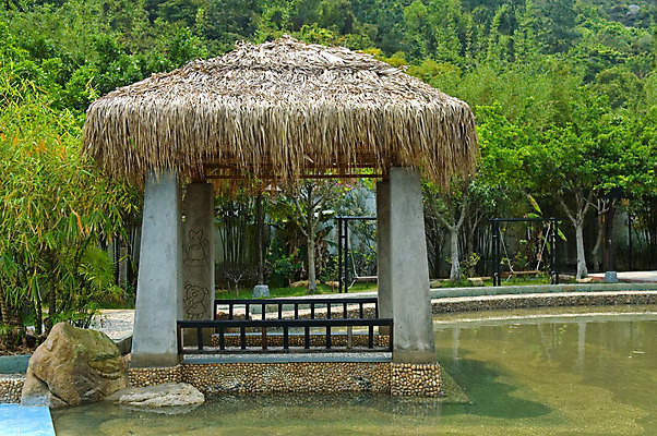 포토 JPG 해외이미지 나무 식물 공원 여행 호텔 지붕 휴가 휴식 주택 사람없음 야외 건물 초록색 물 여름 파란색 태양 평화 마을 정원 수영 침묵 고요 산책 시골 고급 오두막 빌라 타운 교외 볏집 아열대 해외202004 해외포토 자연요소 건축물 계절 공공시설 컬러 컨셉 숙소 소리 수상스포츠 도시 파일형식 이미지허브