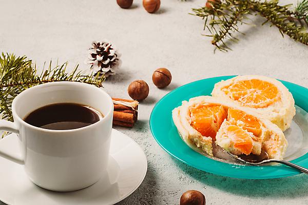 포토 JPG 해외이미지 커피 단면 디저트 귤 실내 사람없음 롤케이크 해외202004 해외포토 음료 음식 과일 내부 케이크 파일형식 이미지허브