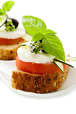 포토 JPG 해외이미지 빵 토마토 오이 샌드위치 사람없음 모짜렐라치즈 카프레제 해외202004 해외포토 음식 채소 치즈 샐러드 파일형식 이미지허브