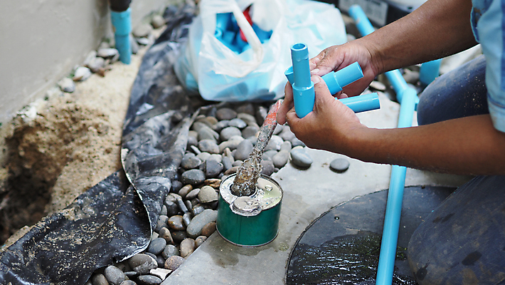포토 JPG 해외이미지 직업 손 남자 노동자 주택 사람 사람없음 물 파란색 세트 주방 손상 장비 욕실 공구 스패너 업무 기술자 수리 떨어짐 연결 서비스 싱크대 수도꼭지 고정 파열 유지 배관공 설치 재주꾼 접착제 파이프라인 필터 해외202004 해외포토 자연요소 컬러 컨셉 건물 신체부위 도구 작업 풀_접착제 개수대 파이프_관 파일형식 이미지허브