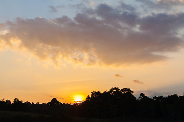 포토 JPG 해외이미지 구름 실루엣 자연 하늘 풍경 사람없음 야외 파란색 햇빛 태양 노란색 황혼 일몰 새벽 황무지 황금 잔물결 수평선 해외202004 해외포토 자연요소 물결 컬러 촬영기법 노을 생태계 파일형식 이미지허브