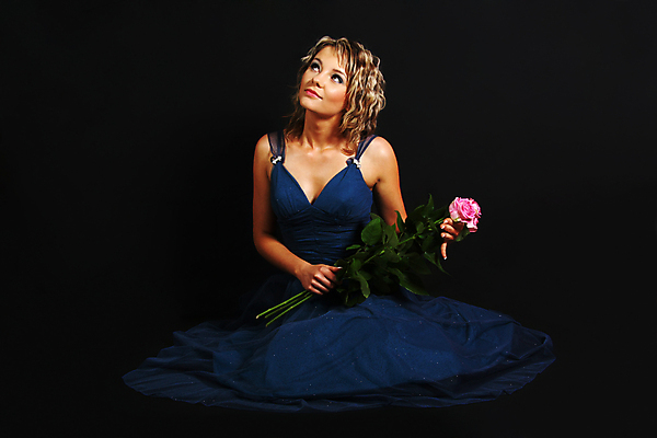 포토 JPG 해외이미지 백인 모델 1 손 여자 생각 검은배경 바닥 선물 한명 사람 20대 성인 세로 파란색 금발 장미 보라색 흰색 우아함 고립 스타일 해외202004 해외포토 서양인 헤어스타일 꽃 컬러 백그라운드 컨셉 청년 신체부위 검은색 파일형식 이미지허브