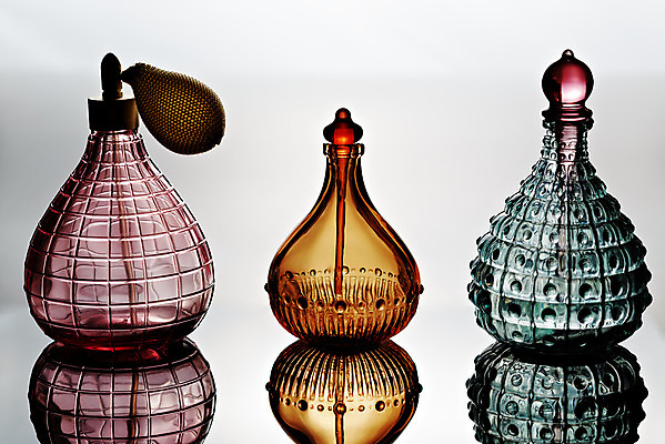 포토 JPG 해외이미지 여자 백그라운드 장신구 유리 사람없음 빛 반사 화장품 뚜껑 흰색 신선 투명 액체 닫기 컨테이너 향수 묘사 오브젝트 정사각형 향기 냄새 아로마 분무기 향 악취 고립 에센스 해외202004 해외포토 도형 산업 컬러 모션 재질 사람 뷰티 파일형식 이미지허브