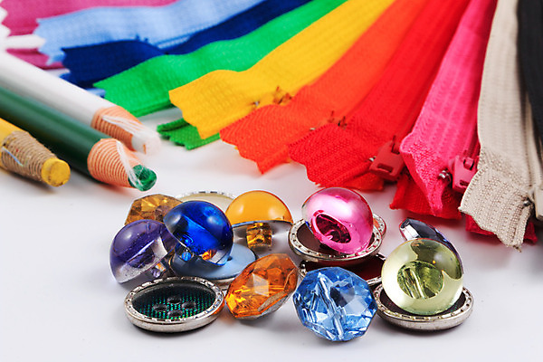 포토 JPG 해외이미지 단추 단추_바느질 색연필 실내 사람없음 컬러풀 흰배경 지퍼 해외202004 해외포토 컬러 백그라운드 학용품 내부 흰색 파일형식 이미지허브