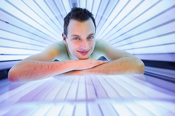 포토 JPG 해외이미지 남자 한명 상반신 성인 선탠 꾸미기 자기관리 태닝기계 성인남자한명만 그루밍족 해외202004 해외포토 1 사람 뷰티 기계 남자한명만 성인남자만 파일형식 이미지허브