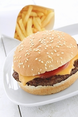 포토 JPG 해외이미지 접시 패스트푸드 실내 사람없음 감자튀김 햄버거 인스턴트 정크푸드 치즈버거 나무배경 해외202004 해외포토 식기 음식 백그라운드 감자 내부 튀김 파일형식 이미지허브