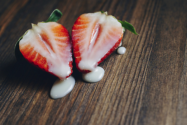 포토 JPG 해외이미지 백그라운드 딸기 단면 사람없음 신선 달콤 카피스페이스 나무배경 해외202004 연유 해외포토 과일 식재료 공백 맛 파일형식 이미지허브