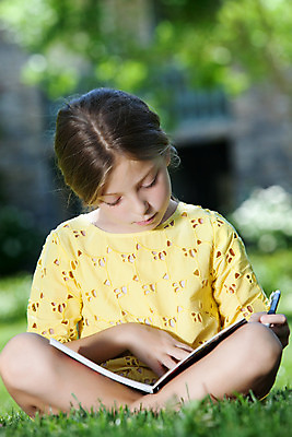 포토 JPG 해외이미지 교육 딸 행복 어린이 학교 놀이 휴가 한명 사람 독서 다이어리 쪽지 유치원 육아 흰색 기록 잡기 메시지 편지 작가 그림 세대 해외202004 해외포토 직업 1 감정 컬러 가족 모션 사무용품 파일형식 이미지허브