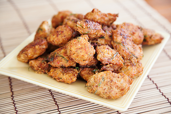 포토 JPG 해외이미지 접시 음식 백그라운드 육류 돼지고기 요리 동양인 사람없음 식사 저녁식사 치킨 소고기 튀김 흰색 뜨거움 그릴 애피타이저 바비큐 자르기 굽기 먹기 점심식사 해외202004 해외포토 식기 컬러 식재료 모션 주방용품 인종 구이 닭고기요리 파일형식 이미지허브