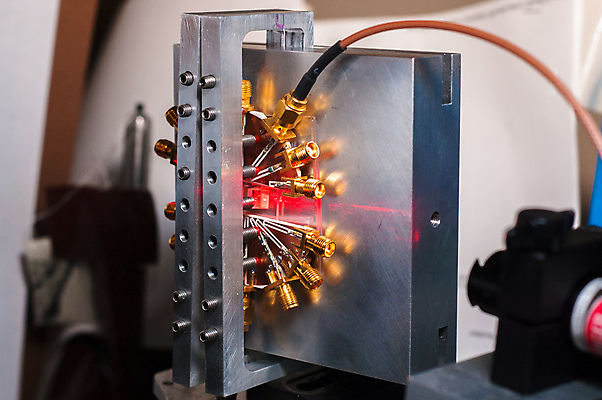 포토 JPG 해외이미지 과학 실험 사람없음 빨간색 빛 약 반사 금속 장비 에너지 황금 실험실 코드 결과 연결 작음 대학교 물리학 복잡 해외202004 해외포토 교육 컬러 컨셉 의학 학교 재질 크기 물리 파일형식 이미지허브