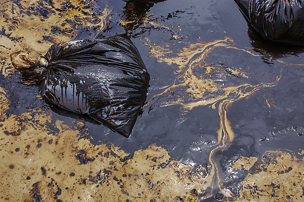 포토 JPG 해외이미지 산업 모래 파도 바다 섬 여행 가방 태국 자연 사람없음 물 환경 검은색 손상 흐름 에너지 만 환경오염 붓기 석유 위험 플라스틱 사건 충격 쏟아짐 나쁜 재앙 화학물질 해외202004 해외포토 자연요소 잡화 아시아 컬러 컨셉 모션 재질 화학 생태계 파일형식 이미지허브