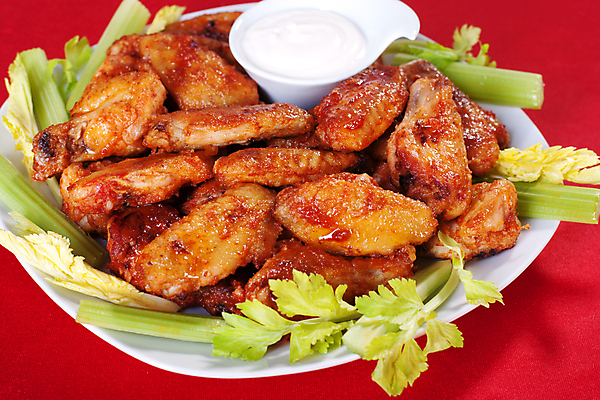 포토 JPG 해외이미지 실내 사람없음 양념치킨 닭날개 미국음식 빨간배경 해외202004 버팔로윙 블루치즈소스 해외포토 백그라운드 서양음식 내부 빨간색 치킨 닭고기 소스_음식 파일형식 이미지허브