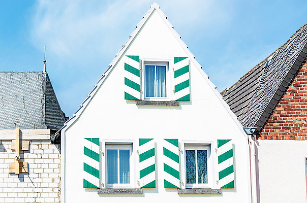 포토 JPG 해외이미지 구름 유럽 여행 백그라운드 일러스트 비즈니스 건축양식 창문 하늘 지붕 부동산 벽돌 아파트 주택 독일 굴뚝 사람없음 야외 건물 마을 도시 플랫 오브젝트 셔터 옛날 해외202004 해외포토 자연요소 건축물 건축 나라 재산 파일형식 이미지허브