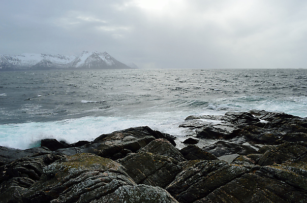 포토 JPG 해외이미지 구름 파도 바다 섬 백그라운드 자연 하늘 바람 날씨 노르웨이 풍경 해변 사람없음 야외 물 파란색 힘 거품 손상 분노 바위 흰색 신선 만 원형 거친 황무지 떨어짐 위험 큼 북극 2014년 장면 분무기 폭풍 북쪽 대서양 내추럴 단절 때리기 북극해 투쟁 폭풍우 힘찬 수평선 해외202004 해외포토 자연요소 도형 감정 유럽 컬러 컨셉 모션 돌_바위 비_날씨 크기 자연재해 연도 극지방 방향 생태계 파일형식 이미지허브