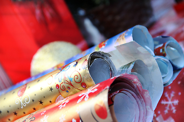 포토 JPG 해외이미지 나무 별 종이 조각 크리스마스 겨울 공 탁자 새로움 선물 이벤트 사람없음 장식 빨간색 초록색 빛 상자 컬러풀 장난감 화환 견과류 덮개 축하 소나무 눈송이 황금 은색 혼합 연도 준비 패키지 마법 원뿔 포장소품 핸드메이드 가문비나무 해외202004 해외포토 자연요소 도형 식물 계절 기념일 꽃 컬러 가구 컨셉 포장 눈_날씨 뚜껑 오브젝트 포장재료 파일형식 이미지허브