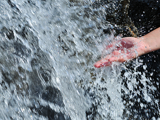 포토 JPG 해외이미지 손 여자 무기 손가락 손바닥 사람없음 야외 물 강 햇빛 환경 폭포 젖음 흐름 추위 물방울 신선 개울 붓기 씻기 수분 암초 내추럴 현재 스플래쉬 해외202004 해외포토 자연요소 컨셉 모션 자연 사람 신체부위 태양 청결 파일형식 이미지허브