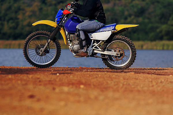 포토 JPG 해외이미지 남자 스포츠 여행 밭 신체 교통시설 놀이 사람 취미 사람없음 야외 신체부위 자전거 오토바이 바퀴 승차 연습 속도 타이어 먼지 엔진 라이더 바이킹 해외202004 해외포토 교통 농업 모션 바이크 시설 파일형식 이미지허브