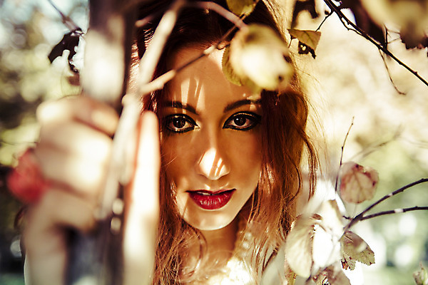 포토 JPG 해외이미지 백인 모델 1 라이프스타일 헤어스타일 손 드레스 계절 공원 여자 행복 얼굴 포즈 백그라운드 자연 건강 한명 사람 성인 10대 컬러풀 태양 갈색 유행 흰색 신선 화려 피부 해외202004 해외포토 자연요소 서양인 옷 공공시설 감정 컬러 컨셉 청소년 생활 신체부위 생태계 파일형식이미지허브 