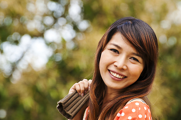 포토 JPG 해외이미지 전신 라이프스타일 공원 여자 행복 여유 40대 중년 한명 미소 웃음 사람 앉기 동양인 야외 세로 정원 중국 카피스페이스 해외202004 해외포토 1 공공시설 감정 아시아 모션 표정 인종 성인 생활 공백 파일형식 이미지허브