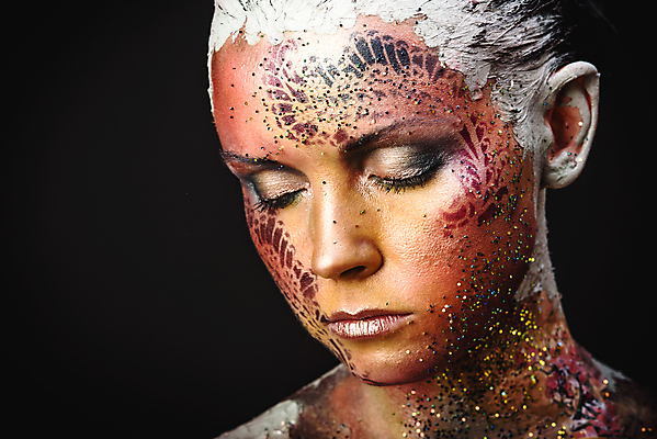 포토 JPG 해외이미지 모델 디자인 여자 감정 얼굴 패턴 조류 동화 한명 사람 유행 페인트 화장품 덮개 점 화려 우아함 신비 속눈썹 피부 깃털 그림 광택 공상 내추럴 도발 바디페인팅 지휘대 해외202004 해외포토 동물 1 컨셉 무늬 신체부위 뷰티 뚜껑 눈썹 파일형식 이미지허브