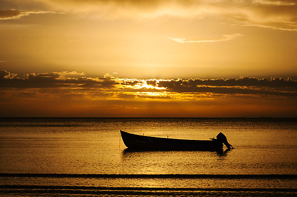 포토 JPG 해외이미지 구름 바다 여행 백그라운드 오렌지 자연 하늘 아침 낚시 풍경 사람없음 야외 빨간색 물 여름 파란색 햇빛 태양 반사 일출 일몰 새벽 보트 황금 저녁 옛날 해외202004 해외포토 주간 자연요소 계절 컬러 배_교통 과일 레저 노을 야간 생태계 파일형식 이미지허브