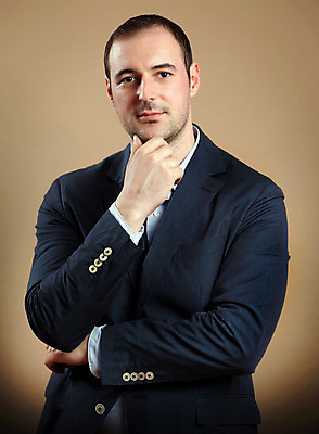 포토 JPG 해외이미지 직업 1 손 응시 남자 행복 회사 비즈니스 성공 휴식 실내 한명 서기 사람 정장 성인 사무실 터치 신선 자신감 닫기 시원함 스마트 싱글 리더 독립 접기 정중 해외202004 해외포토 시선 옷 감정 컨셉 모션 내부 신체부위 파일형식 이미지허브