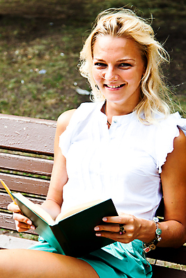 포토 JPG 해외이미지 나무 백인 1 학생 라이프스타일 계절 공원 여자 교육 벤치 자연 휴식 이야기 한명 사람 성인 야외 책 초록색 여름 금발 독서 문학 해외202004 해외포토 서양인 식물 헤어스타일 공공시설 컬러 컨셉 의자 생활 생태계 파일형식 이미지허브