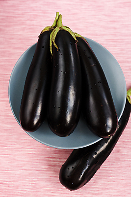 포토 JPG 해외이미지 접시 음식 분홍색 다이어트 채소 가지 건강 사람없음 회색 직물 맛 준비 날것 칼로리 숙성 해외202004 해외포토 식기 컬러 컨셉 파일형식 이미지허브