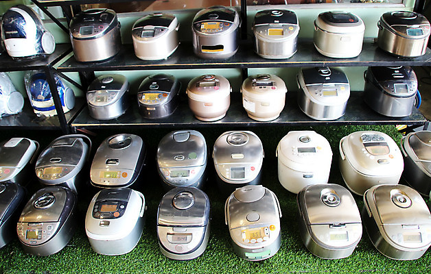 포토 JPG 해외이미지 손 비즈니스 가정 밥 선반 주택 사람 사람없음 전자제품 세일 상점 금속 주방 일본 기계 재활용 공구 레인지 바 시장 선택 전자레인지 오븐 구매 은색 상품 난로 계산대 고객 상업 가스 보여주기 소매 매각 신발장 원자재 중고 철강 많음 해외202004 해외포토 아시아 음식 컬러 가구 컨셉 모션 재질 건물 신체부위 쇼핑 가전제품 도구 난방기 친환경 파일형식 이미지허브