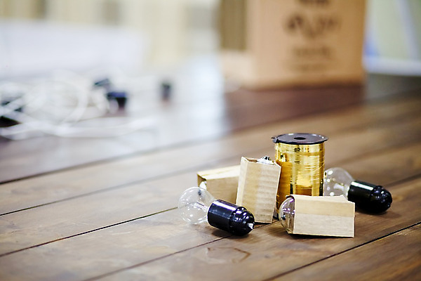 포토 JPG 해외이미지 모양 디자인 리본 백그라운드 크리스마스 전구 유리 탁자 바닥 주택 아이디어 실내 이벤트 취미 사람없음 내부 목재 장식 빛 노란색 우주 축제 화환 장비 공구 하트 램프 작업실 황금 백열등 보케 만들기 DIY 조립 감싸기 설치 핸드메이드 카피스페이스 해외202004 해외포토 나무 기념일 꽃 컬러 가구 컨셉 재료 모션 재질 조명 건물 공백 도구 파일형식 이미지허브