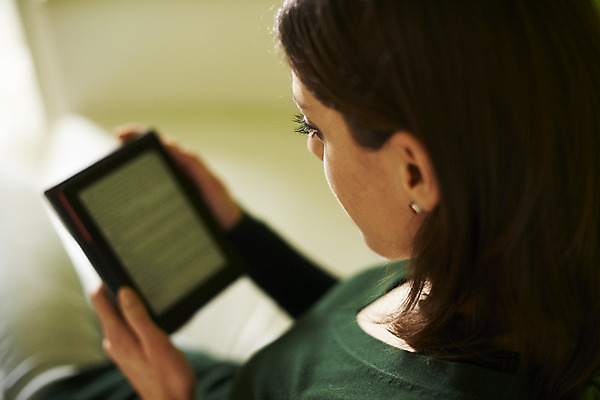 포토 JPG 해외이미지 백인 1 학생 라이프스타일 여자 교육 행복 휴식 주택 실내 한명 사람 앉기 20대 성인 취미 책 컴퓨터 소파 터치패드 독서 알약 디지털 스크린 전자책 집중 읽기 전자 문학 편리함 패드 터치스크린 해외202004 해외포토 서양인 감정 컨셉 의자 모션 청년 내부 건물 생활 전자제품 약 파일형식 이미지허브