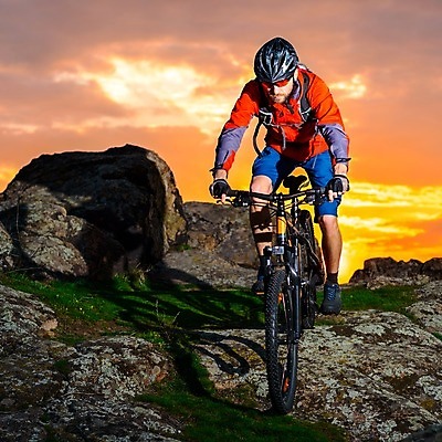 포토 JPG 해외이미지 라이프스타일 남자 산 한명 경사 성인 야외 태양 자전거 일몰 승차 저녁 헬멧 언덕 라이더 산악자전거 성인남자한명만 해외202004 해외포토 자연요소 1 모션 사람 생활 노을 바이크 야간 보호장비 남자한명만 성인남자만 파일형식 이미지허브