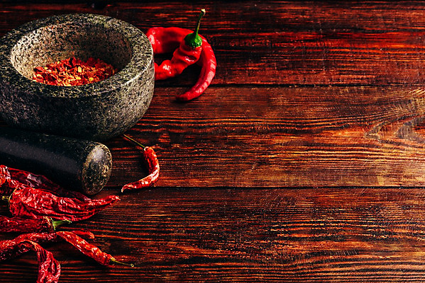 포토 JPG 해외이미지 문화 음식 채소 과일 재료 태국 고추 탁자 불 건조 요리 동양인 사람없음 목재 빨간색 쌓기 주방 어둠 시골 양념 조미료 맛 가루 인도인 향신료 유기농 매움 후추 흙더미 연소 찌그러짐 꼬투리 땅바닥 마살라 막자 숙성 할라피뇨 카피스페이스 해외202004 해외포토 자연요소 외국인 나무 웰빙 아시아 컬러 가구 컨셉 모션 바닥 인종 흙 공백 향미료 파일형식 더미 이미지허브