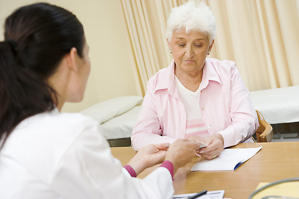 포토 JPG 해외이미지 백인 여자 노년 40대 중년 실내 건강 병원 대화 설명 사람 두명 가로 30대 고통 환자 의사 슬픔 결과 질병 토론 은퇴 고민 컨설턴트 약속 70대 처방 문제 외과 우울증 해외202004 해외포토 서양인 감정 컨셉 의학 모션 말하기 성인 내부 장년 의료진 전문직 상담 파일형식 이미지허브